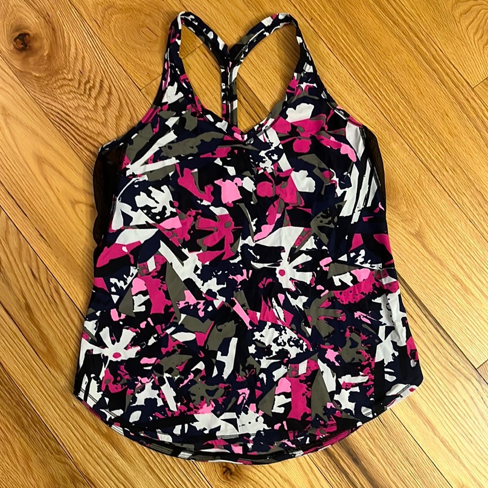 Lululemon Tank 32/36 Medium Racer Chest Mesh Sides Flare Bottom